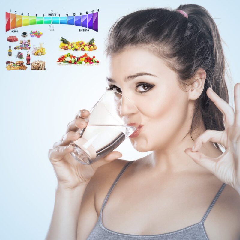 Mujer tomando agua alcalina