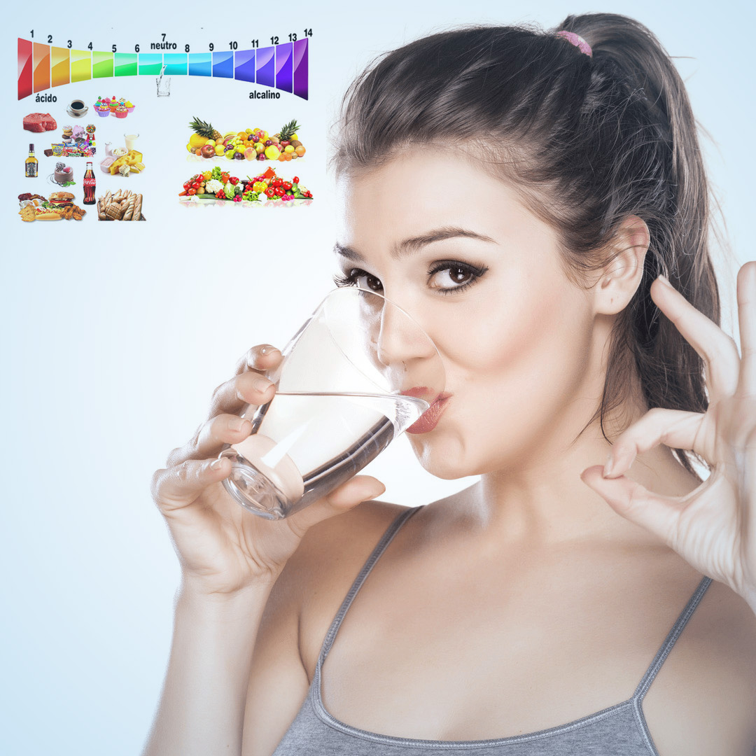 Mujer tomando agua alcalina